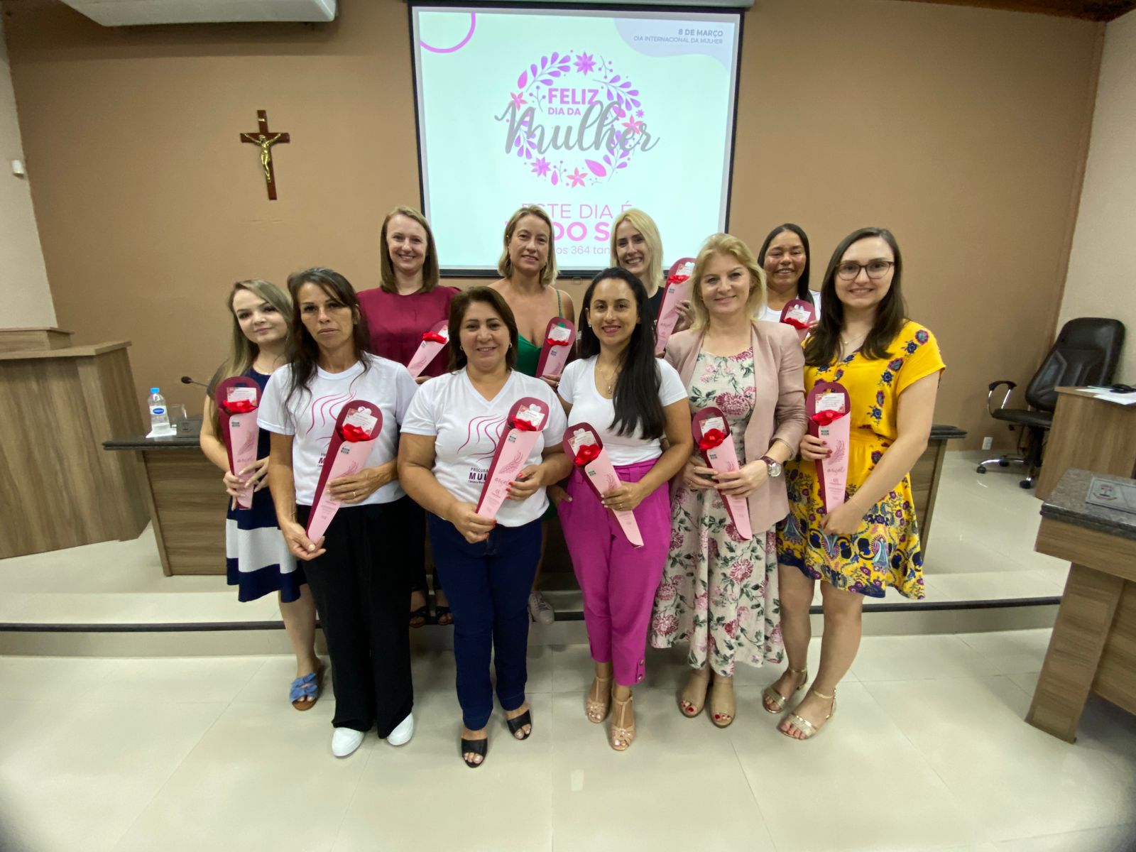 Vereadores prestam homenagem às vereadoras e funcionárias, pelo Dia Internacional da Mulher